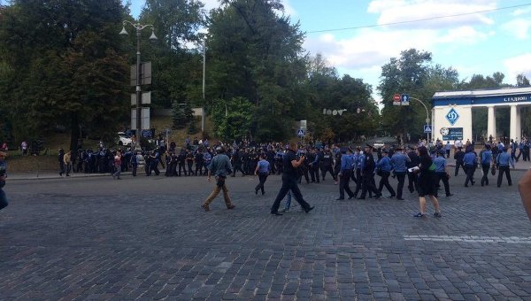 Столкновения милиции и фанатов на улице Грушевского в Киеве