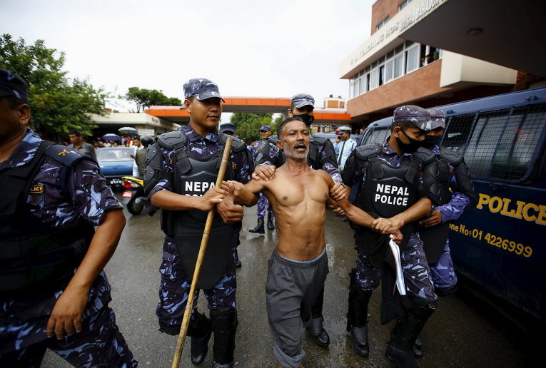 Непальские полицейские арестовывают сторонника Кумара Шресты в Катманду, Непал