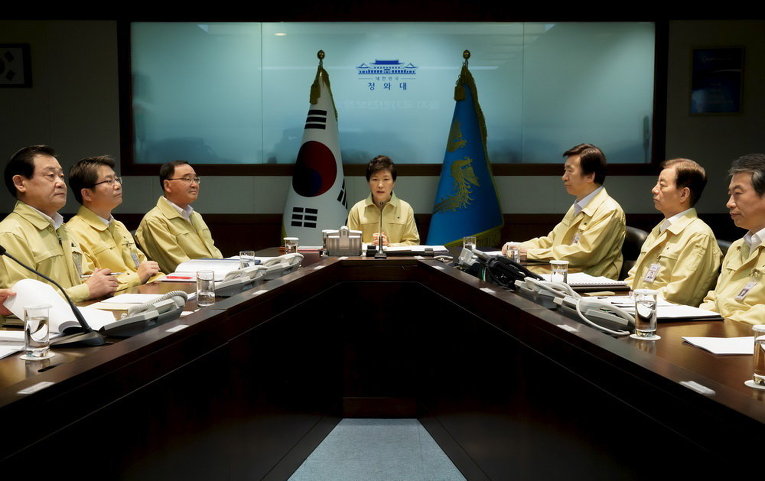 Президент Южной Кореи Парк Гын Хе председательствует на специальном заседании Совета национальной безопасности при президенте в Сеуле