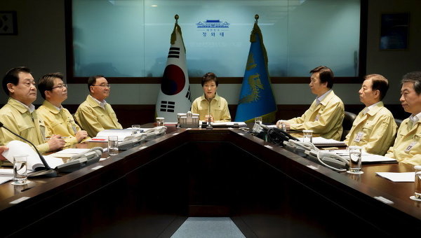 Президент Южной Кореи Парк Гын Хе на заседании Совета национальной безопасности. Архивное фото