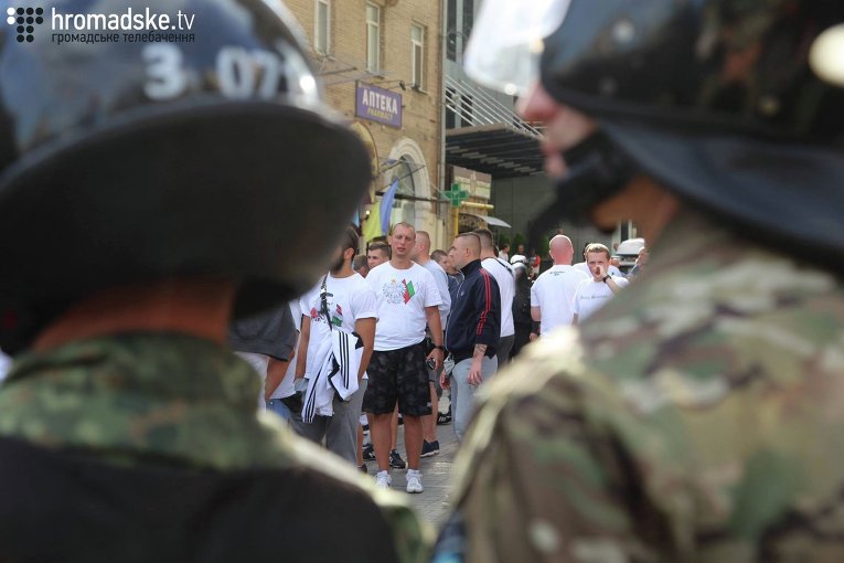 Милиция и футбольные фанаты в центре Киева