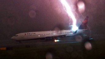 Молния атакует Boeing в США. Видео