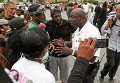 Чернокожий полицейский в Сент-Луисе успокаивает участников митинга
