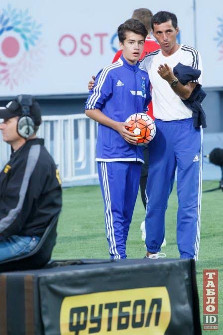 Сын Порошенко подавал мячи на футбольном матче