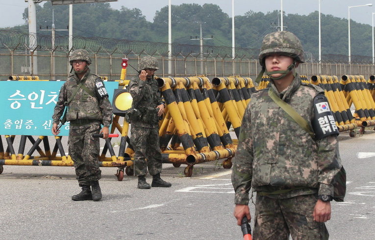 Южнокорейские солдаты у моста недалеко от границы деревни Панмуном в Паджу, Южная Корея