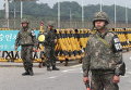 Южнокорейские солдаты у моста недалеко от границы деревни Панмуном в Паджу, Южная Корея