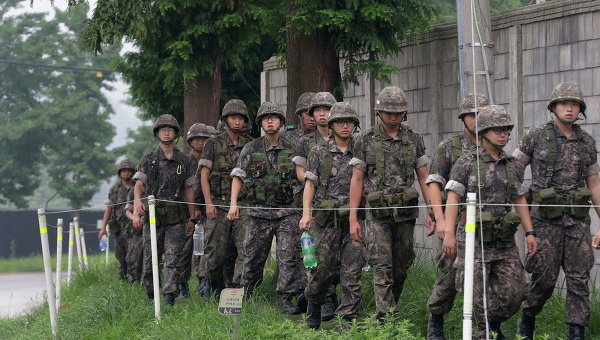 Южнокорейские солдаты возвращаются с патруля на границе с КНДР в Паджу