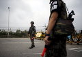 Южнокорейские солдаты стоят на страже в контрольно-пропускном пункте на Мосту Великого Объединения к югу от демилитаризованной зоны, разделяющей две Кореи, в Паджу
