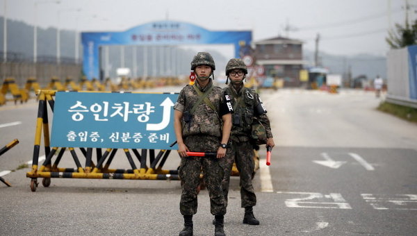 Южнокорейские солдаты стоят на страже в контрольно-пропускном пункте на Мосту Великого Объединения к югу от демилитаризованной зоны, разделяющей две Кореи, в Паджу. Архивное фото