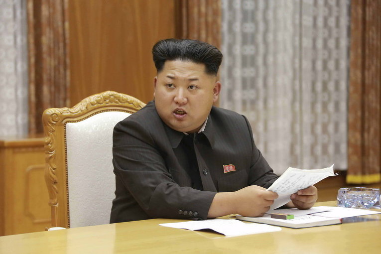 Северокорейский лидер Ким Чен Ын выступает на экстренном заседании Трудовой партии Кореи (ТПК) Центрального военного совета в Пхеньяне