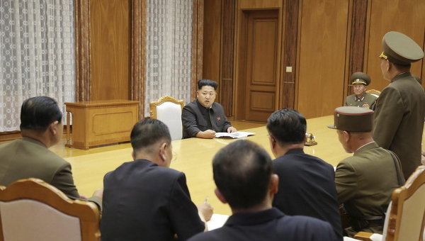Северокорейский лидер Ким Чен Ын выступает на экстренном заседании Трудовой партии Кореи (ТПК) Центрального военного совета в Пхеньяне