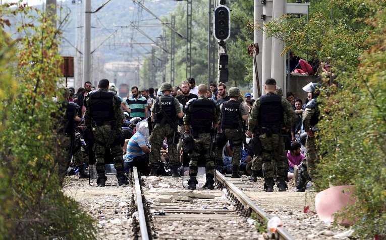 Македонские полицейские охраняют границу с Грецией, в которой скопились толпы нелегальных мигрантов.