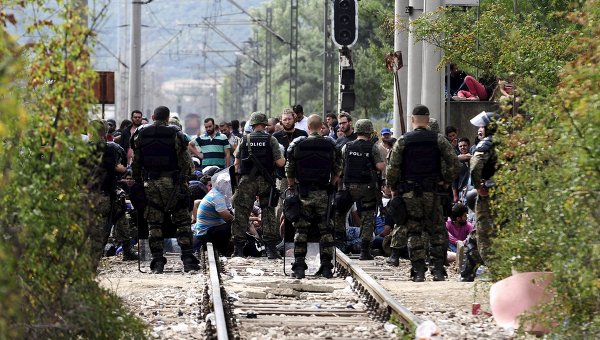 Македонские полицейские охраняют границу с Грецией, в которой скопились толпы нелегальных мигрантов.