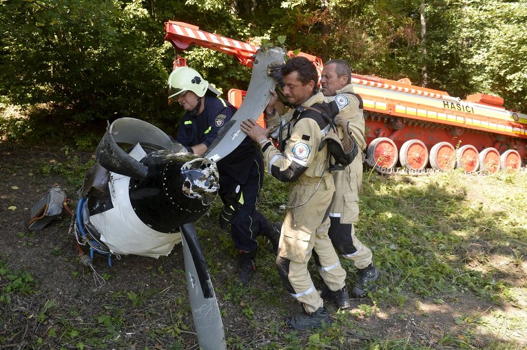 Проведение исследований места крушения одного из двух чешского производства L-410 самолетов, авария произошла в Словакии, 21 августа.