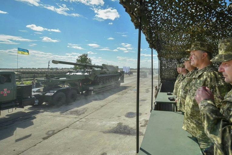 В зону АТО отправили врученную Порошенко военную технику