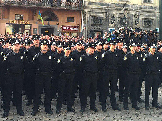 Новая патрульная полиция Львова приняла присягу