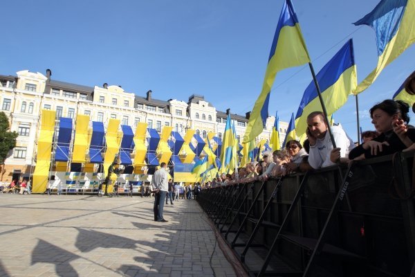 На Софийской площади прошла церемония поднятия Государственного флага