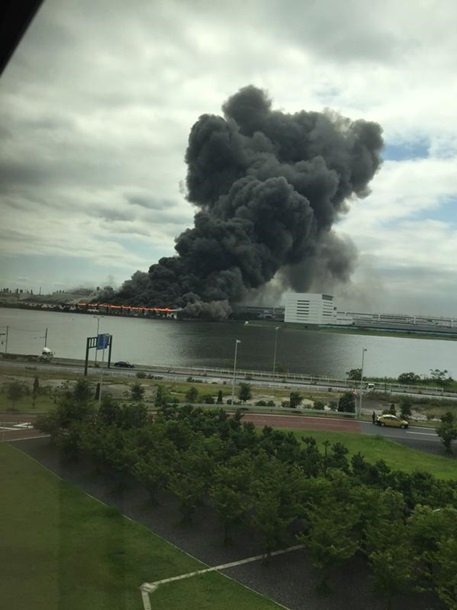 В Японии возник сильный пожар на сталелитейном заводе