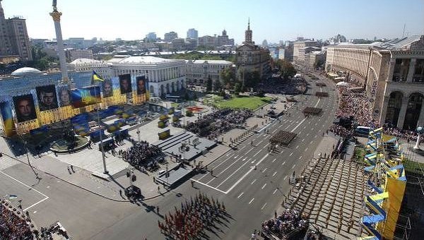 Военный марш в центре Киева