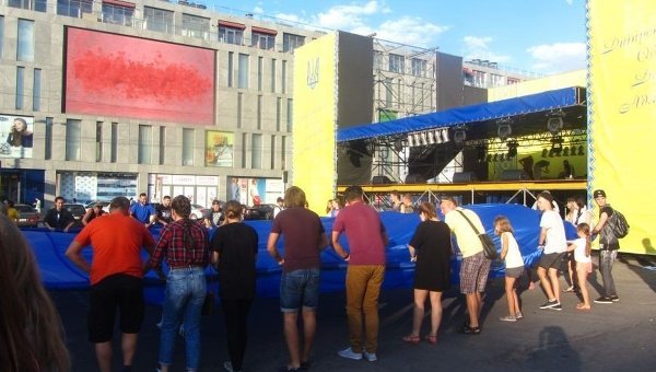 В Днепропетровске развернули самый большой в Украине национальный флаг