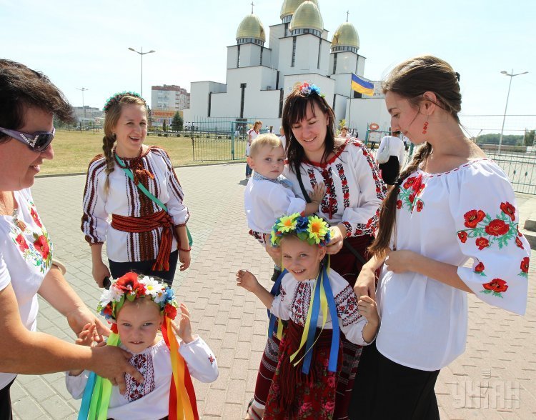 Участники парада вышиванок, приуроченного ко Дню Независимости, во Львове