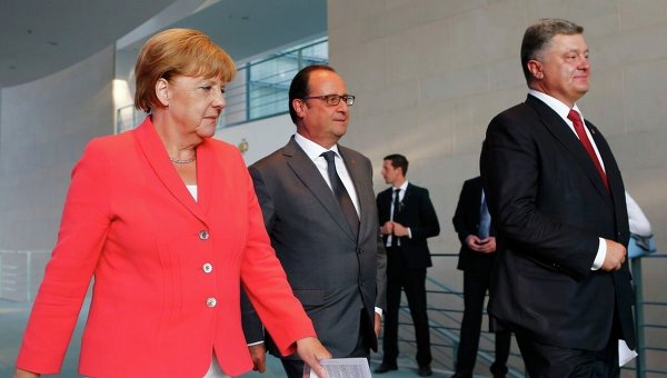 Ангела Меркель, Франсуа Олланд и Петр Порошенко. Архивное фото