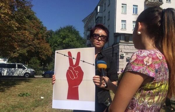 Пикет в поддержку украинцев Сенцова и Кольченко у посольства РФ в Киеве