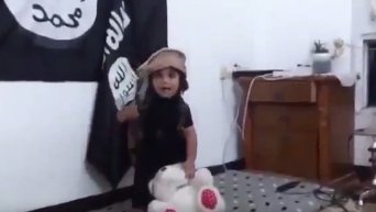 Ребенок на фоне флага ИГИЛ. Видео
