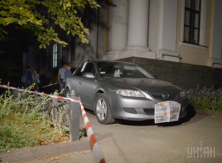 На месте обстрела авто первого заместителя министра образования и науки Украины Инны Совсун возле здания Минобразования в Киеве