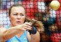 Украинка Ирина Новожилова соревнуется в женском метании молота квалификационного раунда во время 15-ИААФ Чемпионате мира на Национальном стадионе в Пекине, Китай
