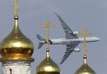 Самолет Airbus A350 XWB летит над куполами православной церкви во время Международного авиационно-космического салона в Жуковском, под Москвой, Россия