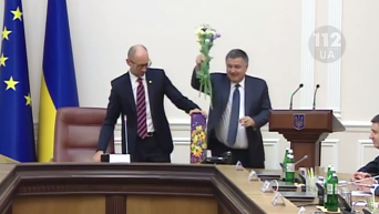 Аваков подарил Яресько и Яценюку расписанную гильзу. Видео