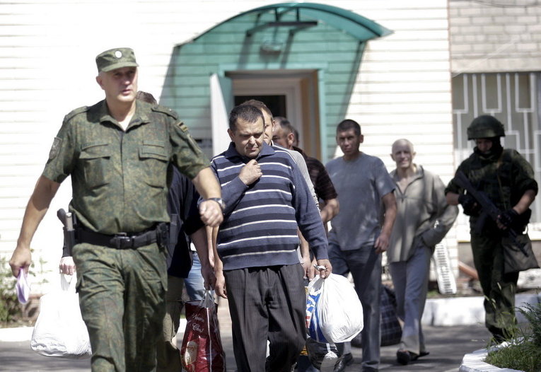 Ополченцы ДНР ведут украинских военнопленных перед новым раундом обмена пленными в Донецке