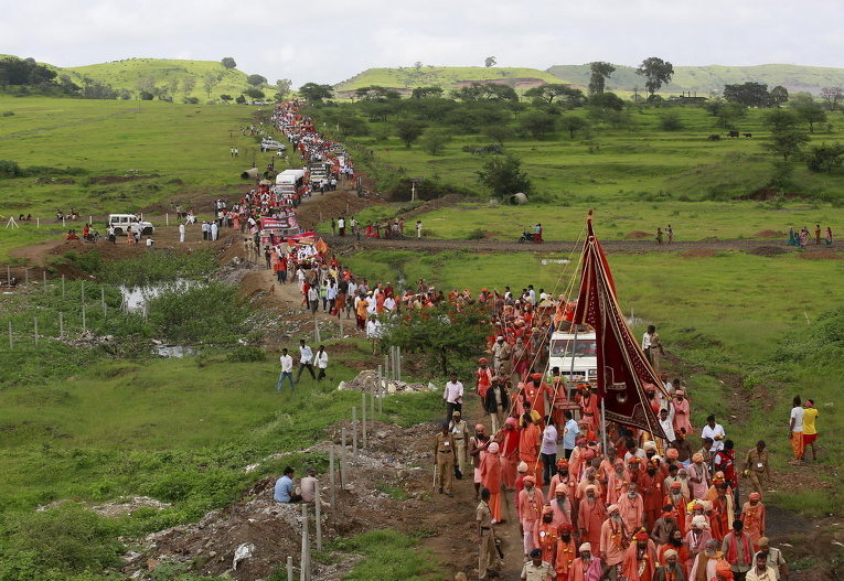 Садху или святые люди во время фестиваля Pitcher Festival в Индии