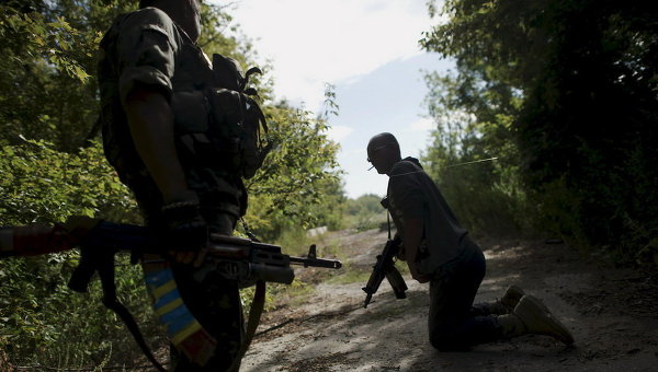 Украинские военнослужащие проходят под ловушкой во время патрулирования территории возле села Попасная Луганской области