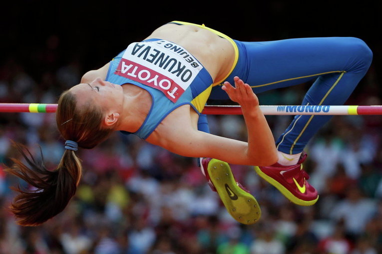 Оксана Окунева из Украины соревнуется в женских прыжках в высоту квалификационного раунда во время чемпионате мира на Национальном стадионе в Пекине, Китай