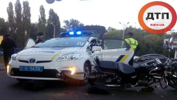 ДТП в Киеве при участии патрульных полицейских и мотоциклиста
