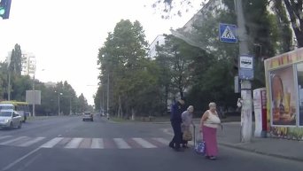 Одесский полицейский переводит через дорогу бабушку. Видео