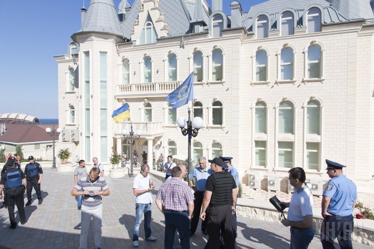 В Одессе активисты штурмовали замок у моря Кивалова