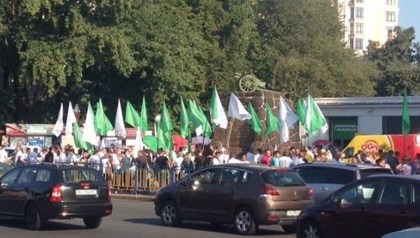 Колонна сторонников партии УКРОП движется к зданию Верховной Рады в Киеве, 31 августа 2015 г.