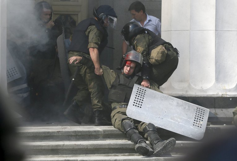 Раненный боец Нацгвардии при столкновениях под Верховной Радой Украины 31 августа 2015 г.