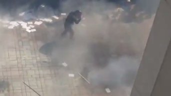 Видео, на котором запечатлен мужчина, бросивший в силовиков гранату
