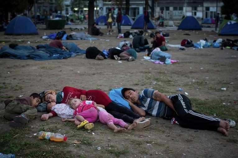 Беженцы в парке в Белграде, Сербия