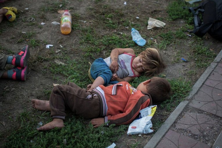 Сирийские дети спят в парке в Белграде, Сербия