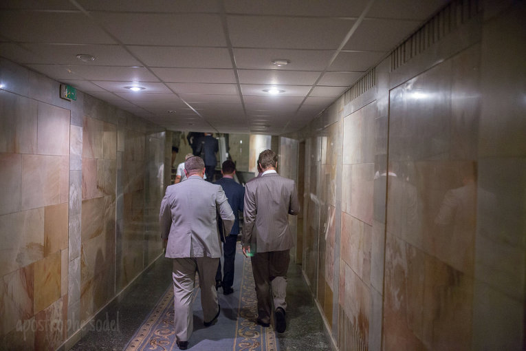 Эвакуация народных депутатов по подземному ходу во время беспорядков у Верховной Рады
