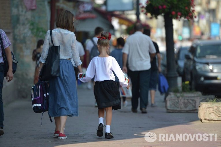 Школьница с мамой в Киеве