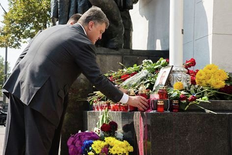 Петр Порошенко зажег лампадку на месте столкновений под Верховной Радой
