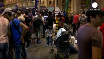 В Будапеште закрыли вокзал из-за наплыва мигрантов. Видео