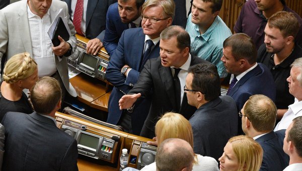 Лидер Радикальной партии Олег Ляшко (в центре) на открытии третьей сессии Верховной Рады восьмого созыва