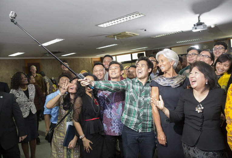Управляющий директор МВФ Кристин Лагард фотографируется со студентами в университете Индонезии в Джакарте